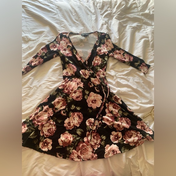 BCX Dresses & Skirts - Fitted flowy flower dress